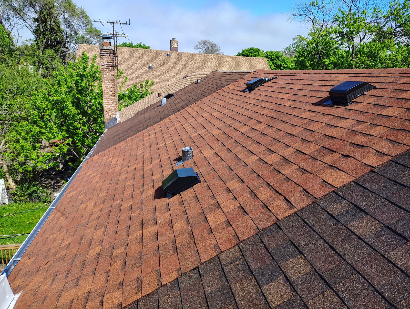 Completed architectural shingle roof on a Chicago home